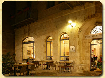 Jerusalem restaurant: outside dining at Agas VeTapuach Jerusalem restaurant: outside dining at Agas VeTapuach
