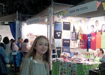 girl at hutzot hayotzer Jerusalem arts and craft fair